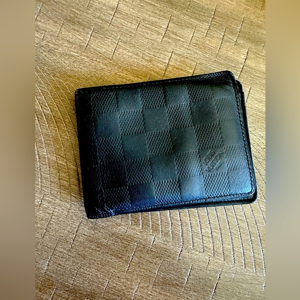 Authentic 💕 Louis Vuitton Men's Black wallet . Very good condition.